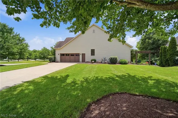 1070 Wedgefield CT NE, North Canton, OH 44720