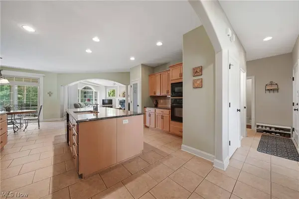 1070 Wedgefield CT NE, North Canton, OH 44720