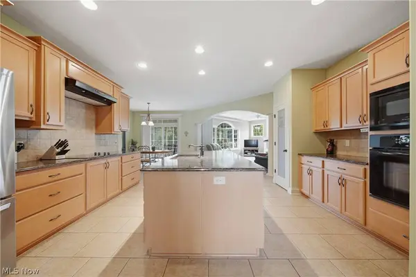 1070 Wedgefield CT NE, North Canton, OH 44720