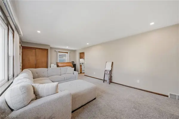 1118 Valley DR NW, North Canton, OH 44720