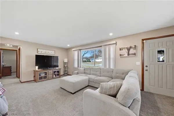 1118 Valley DR NW, North Canton, OH 44720