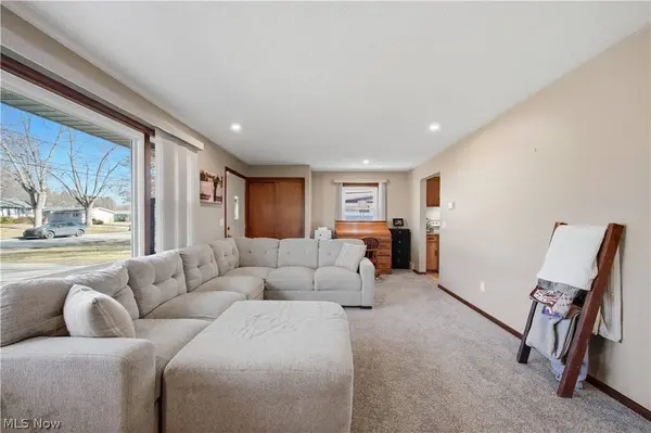 1118 Valley DR NW, North Canton, OH 44720