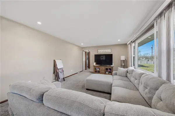 1118 Valley DR NW, North Canton, OH 44720