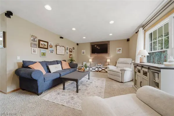 831 Oakcrest LN NE, Massillon, OH 44646