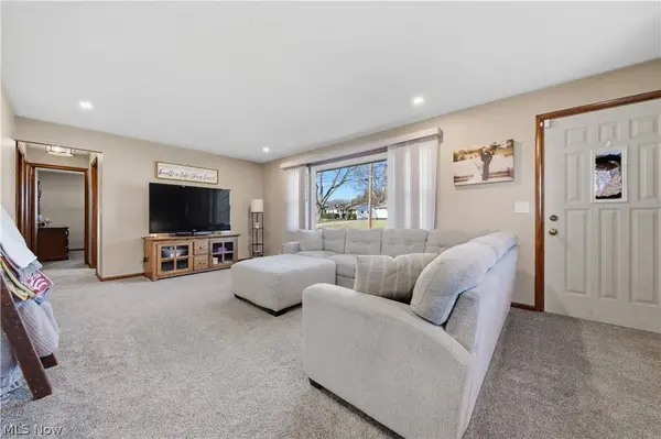 1118 Valley DR NW, North Canton, OH 44720