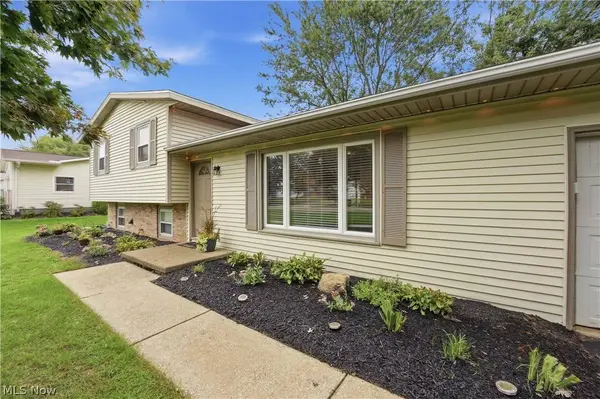 8008 Garnet AVE NE, Canton, OH 44721