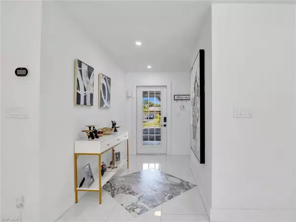 208 Erie DR, Naples, FL 34110