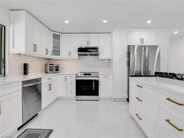 208 Erie DR, Naples, FL 34110