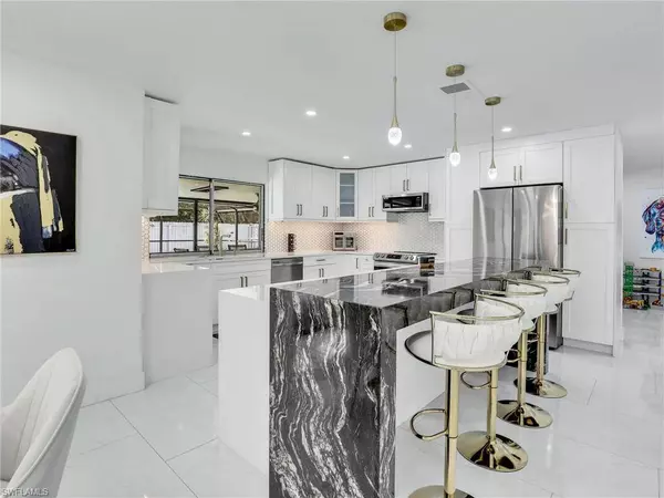 208 Erie DR, Naples, FL 34110