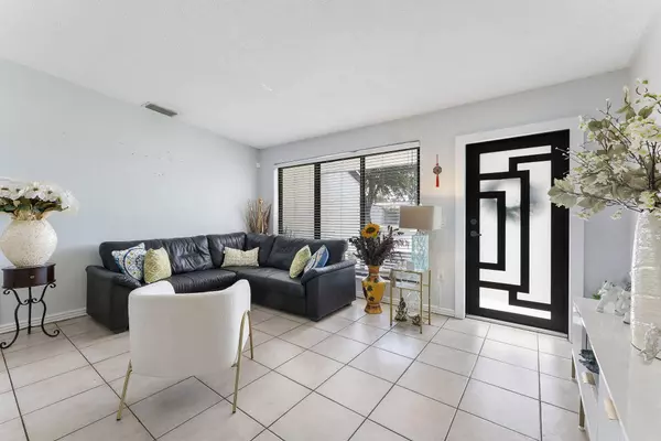 400 NW 98th AVE, Pembroke Pines, FL 33024