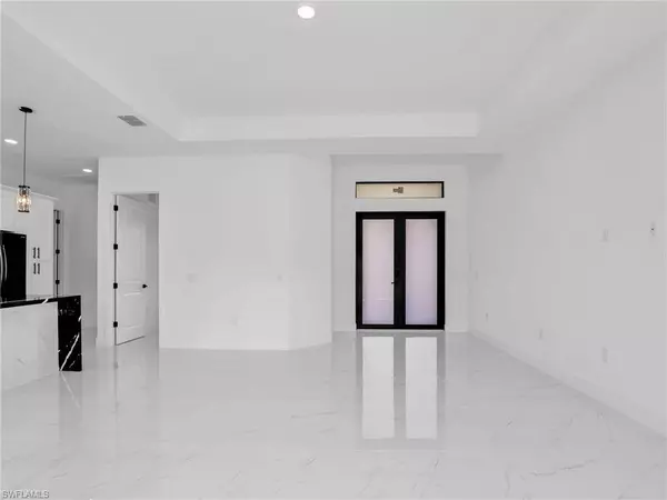 2221 Robert AVE, Alva, FL 33920