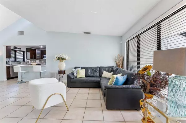 400 NW 98th Avenue, Pembroke Pines, FL 33024