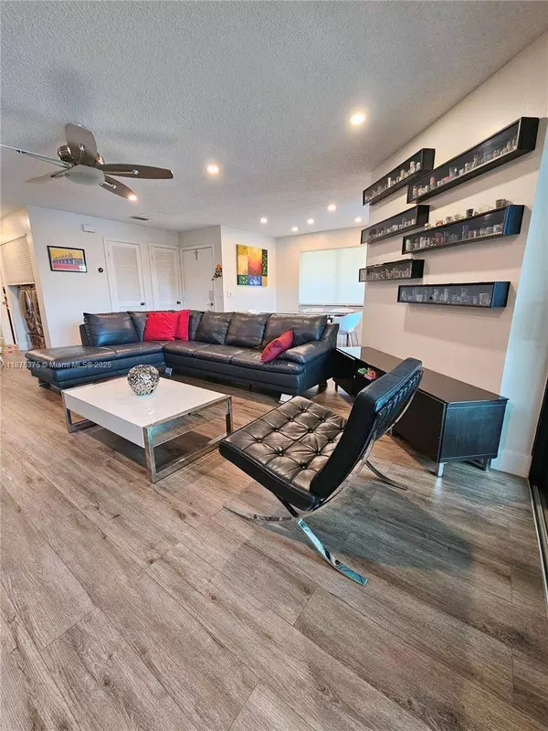 3483 Emerald Oaks Dr #1701, Hollywood, FL 33021