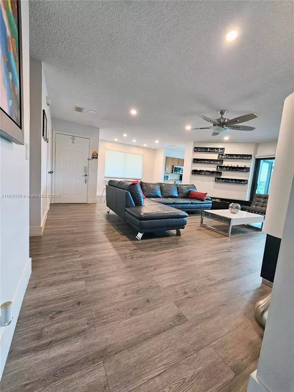 3483 Emerald Oaks Dr #1701, Hollywood, FL 33021