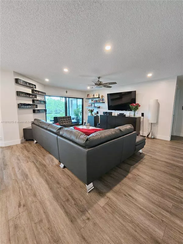 3483 Emerald Oaks Dr #1701, Hollywood, FL 33021