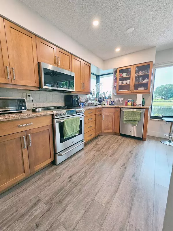 3483 Emerald Oaks Dr #1701, Hollywood, FL 33021