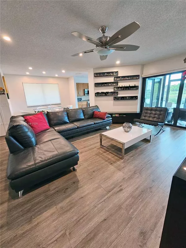 3483 Emerald Oaks Dr #1701, Hollywood, FL 33021