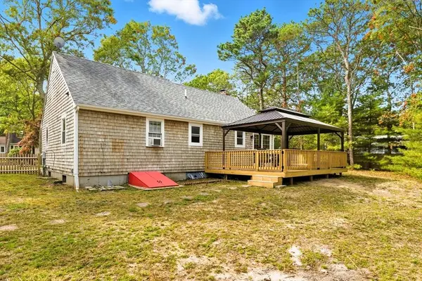 28 Shepard Pl, Falmouth, MA 02536