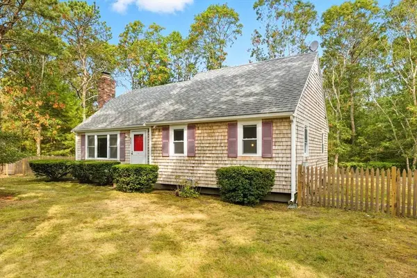 28 Shepard Pl, Falmouth, MA 02536