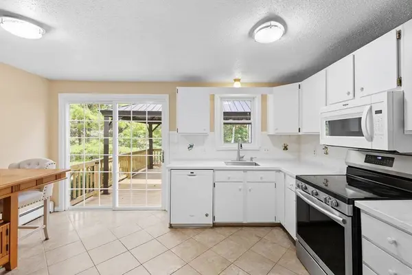 28 Shepard Pl, Falmouth, MA 02536