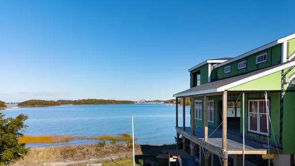 14 Navajo Rd, Bourne, MA 02559