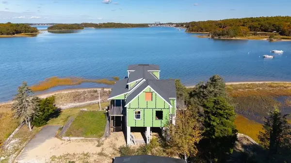 14 Navajo Rd, Bourne, MA 02559