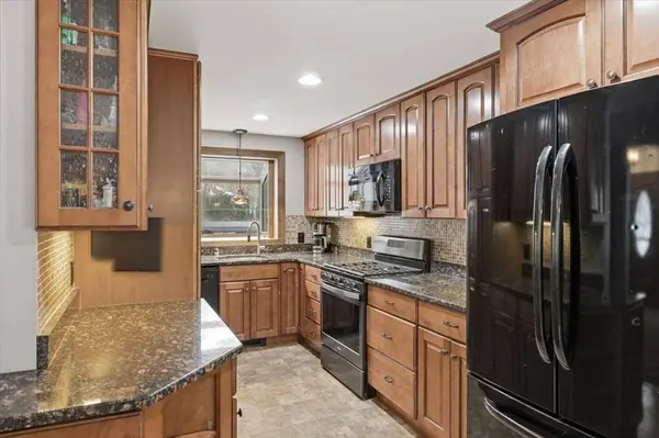 52 Birch St, Plymouth, MA 02360