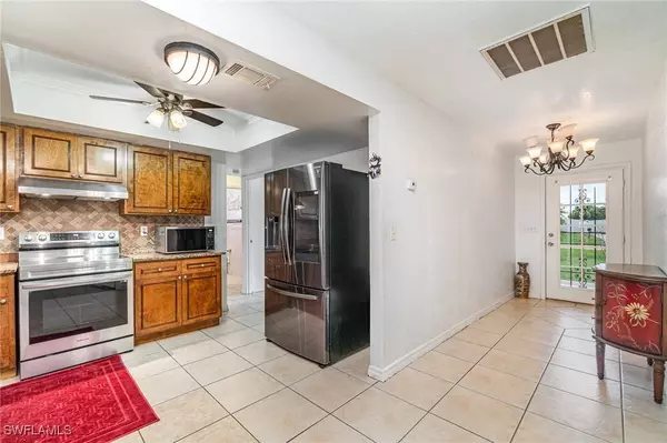 1214 SW 8th CT, Cape Coral, FL 33991