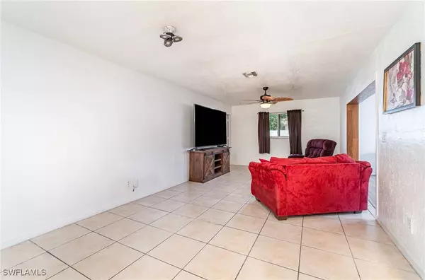 1214 SW 8th CT, Cape Coral, FL 33991