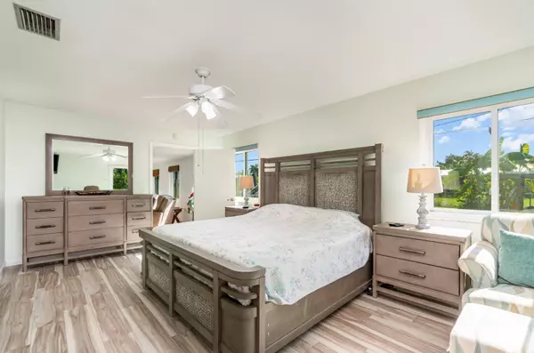 3260 Pinetree St, Port Charlotte, FL 33952