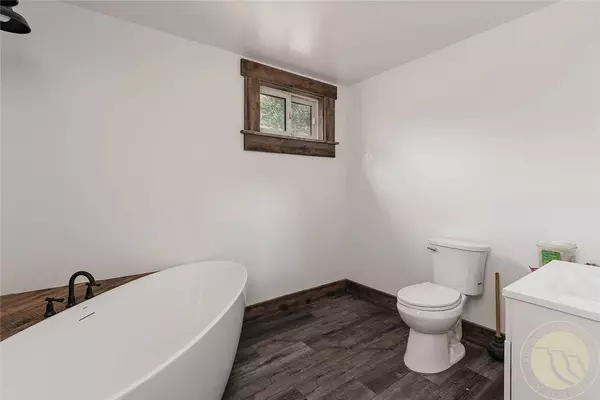 8 N Division ST, Reed Point, MT 59069