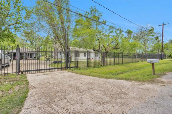 1725 Strawn RD, Houston, TX 77039