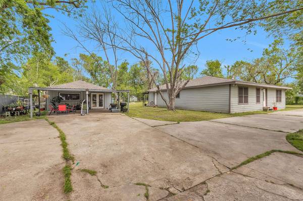 1725 Strawn RD, Houston, TX 77039