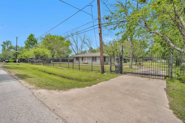 1725 Strawn RD, Houston, TX 77039