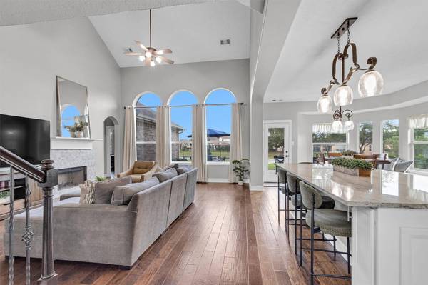 3002 E Lake Falls CIR