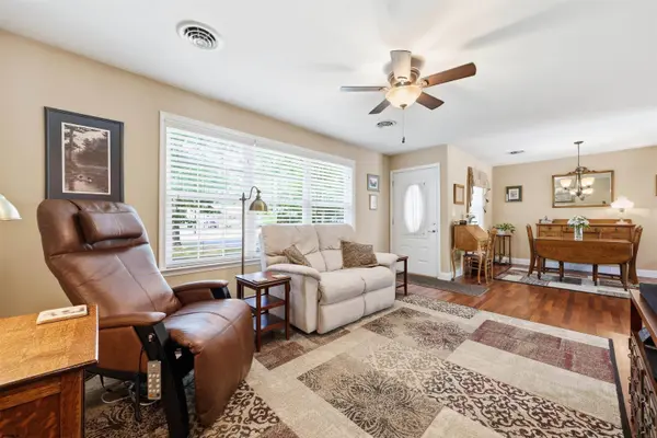 302 Dogwood Ave, Egg Harbor Township, NJ 08234