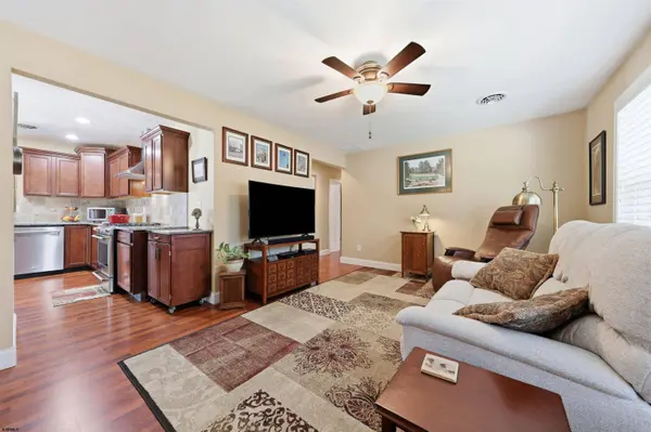 302 Dogwood Ave, Egg Harbor Township, NJ 08234