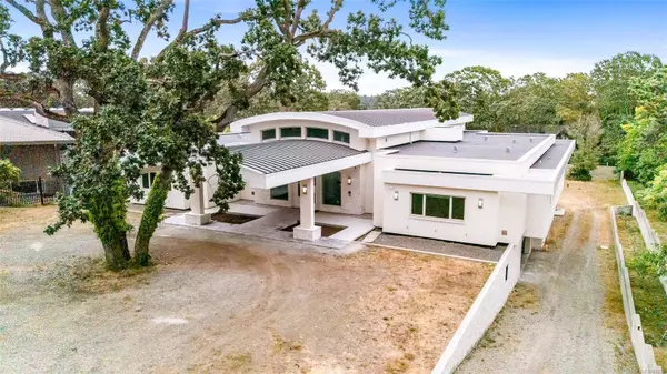 3355 Midland Rd, Oak Bay, BC V8R 6G7