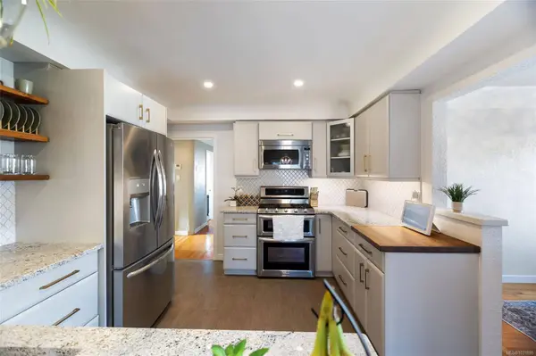 2023 Carnarvon St, Oak Bay, BC V8R 2V2