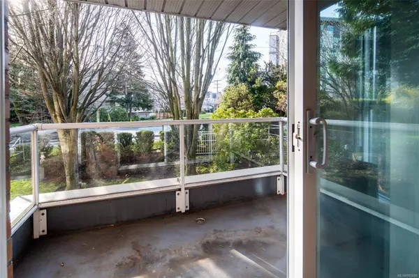 1710 Fort St #202, Victoria, BC V8R 1J2