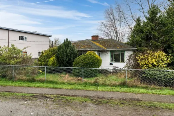 3330 Harriet Rd, Saanich, BC V8Z 3S4