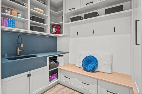 4583 Wilkinson Rd #4, Saanich, BC V8Z 5C3