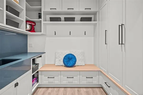 4583 Wilkinson Rd #4, Saanich, BC V8Z 5C3