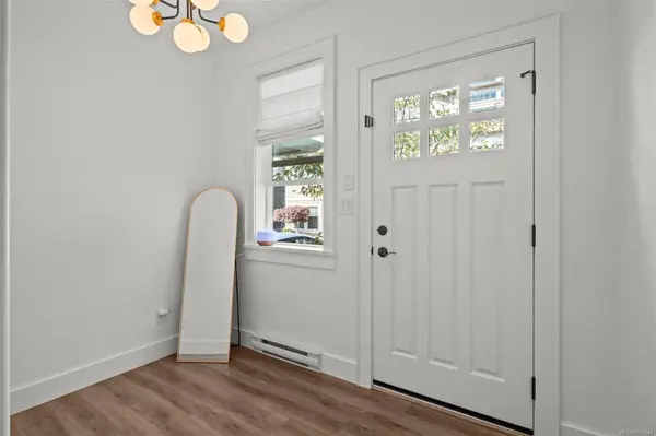 4583 Wilkinson Rd #4, Saanich, BC V8Z 5C3