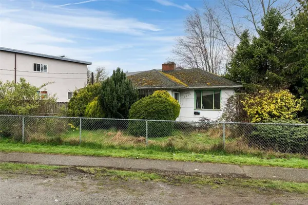 3330 Harriet Rd, Saanich, BC V8Z 3S4