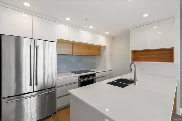 989 Johnson St ##713, Victoria, BC V8V 0E3