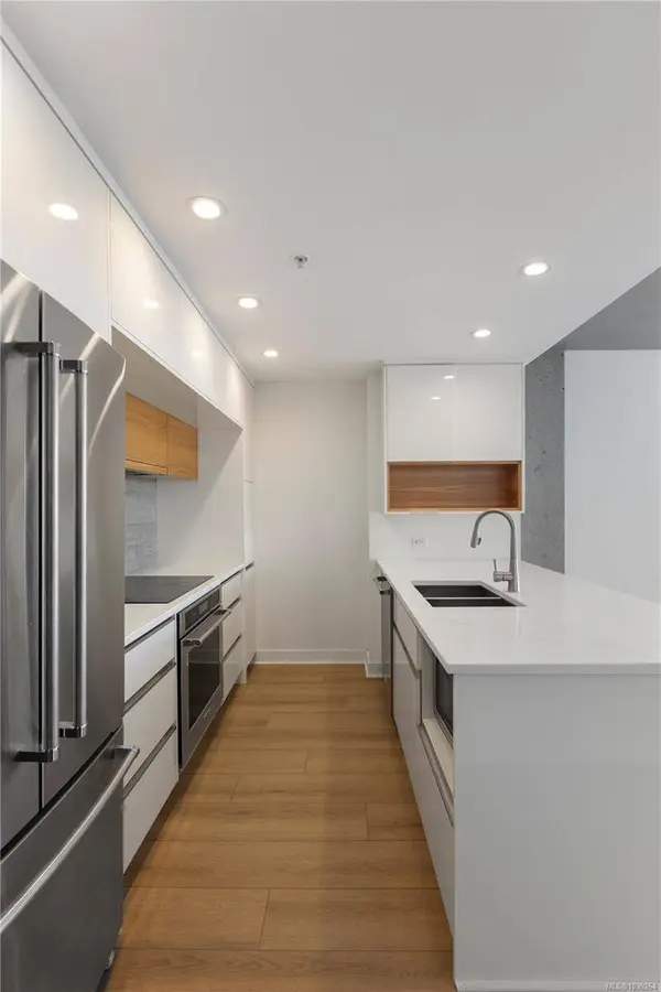 989 Johnson St ##713, Victoria, BC V8V 0E3
