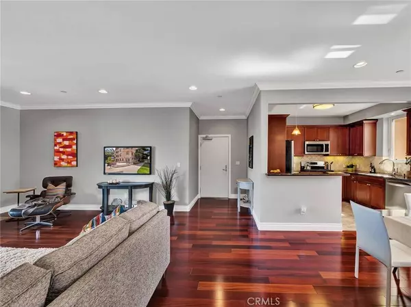 11280 La Maida #401, North Hollywood, CA 91601