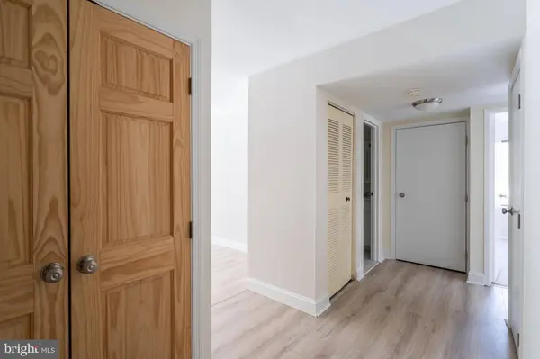 9713 KINGS CROWN CT #102, Fairfax, VA 22031