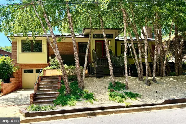 8226 WEST BEACH DR NW, Washington, DC 20012